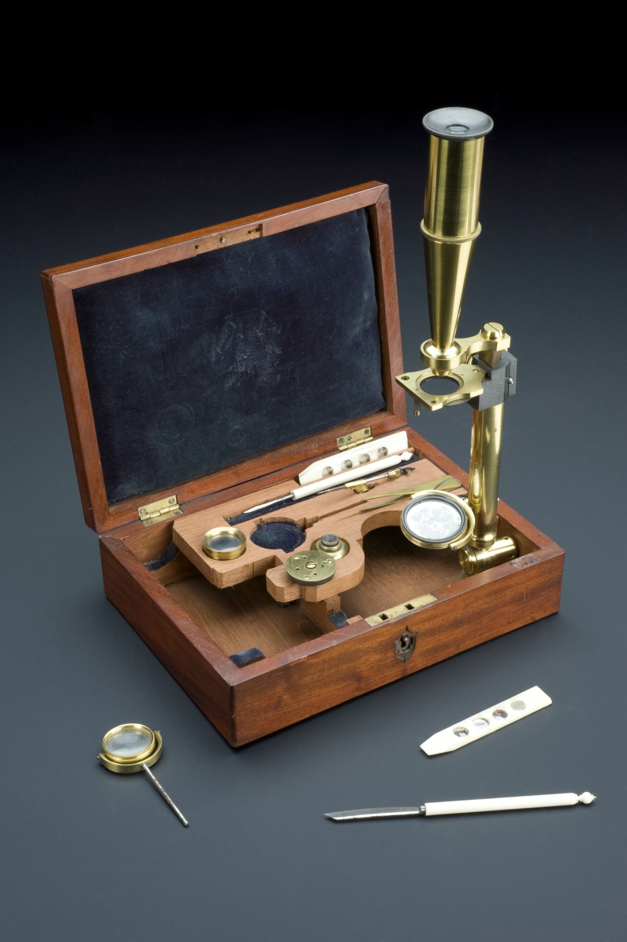 historyarchaeologyartefacts: “ Gould-type portable microscope, English, c. 1820-1850. [2832x4256] Source: https://reddit.com/r/ArtefactPorn/comments/dnl9xl/gouldtype_portable_microscope_english_c_18201850/ ”