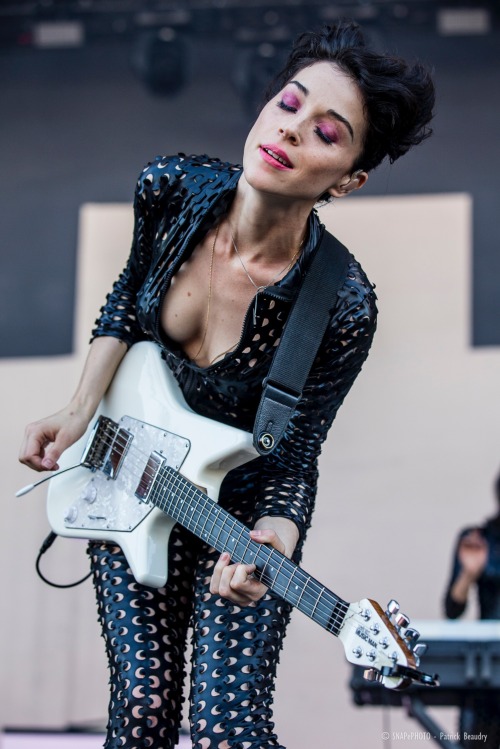 ifuckinglovestvincent:St. Vincent @ Osheaga Festival1 August...