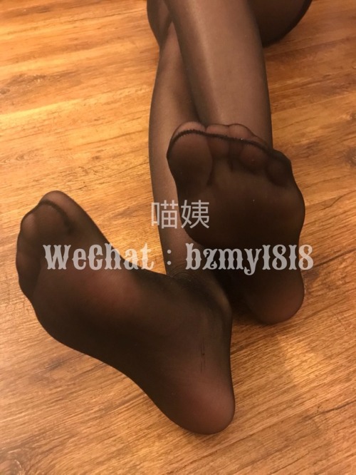 bzmy1818:答应要为粉丝拍照，很着急身边又没有人，于是硬着头皮去勾引超市老板，求人拍照的代价就是奉献自己了，他骑在我身上...