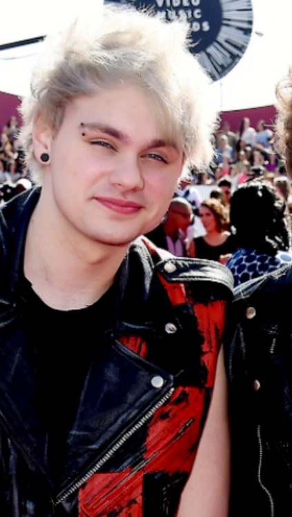 5sos Fanfiction The Evolution Of Michael Clifford S Hair