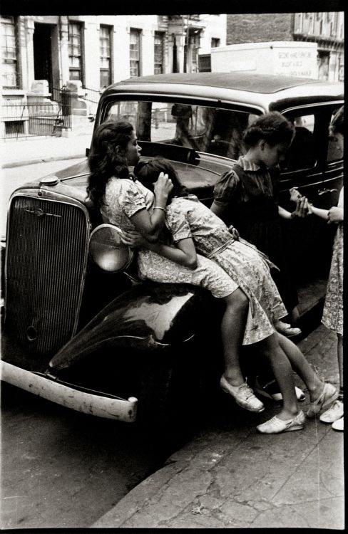 oldnewyorklandia:Helen Levitt, New York, c.1942