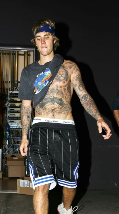 male-celeb-scenery:Gotta love the “Bieber Bulge”yes you do,...