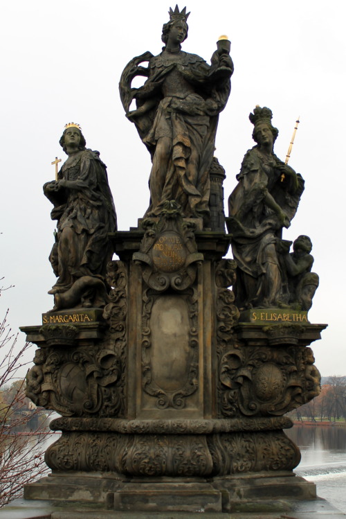 echiromani:Baroque sculpture on Prague’s Charles Bridge.