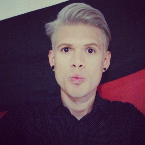 I really love my new hair style and color #whitehair #España...