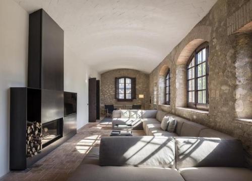 homeworlddesign:Spanish Farmhouse Revived with Perfect...