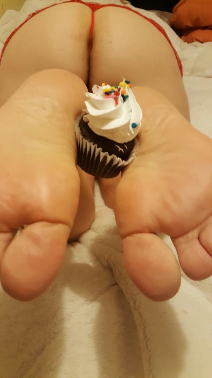 cupcakesoulsstuff:Who wants to share my cake?