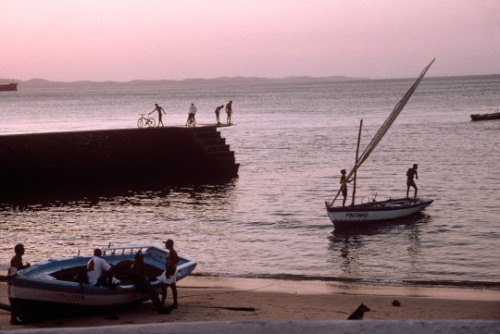 dolm:Brazil. Salvador. 1996. Beach scene. A. Abbas.