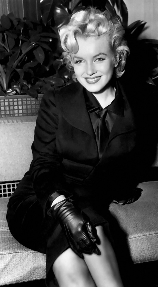 Celebrities In Gloves — Marilyn Monroe Wearing Black