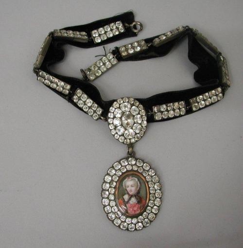 a-l-ancien-regime:Choker necklace with portraitChrysolite ,...