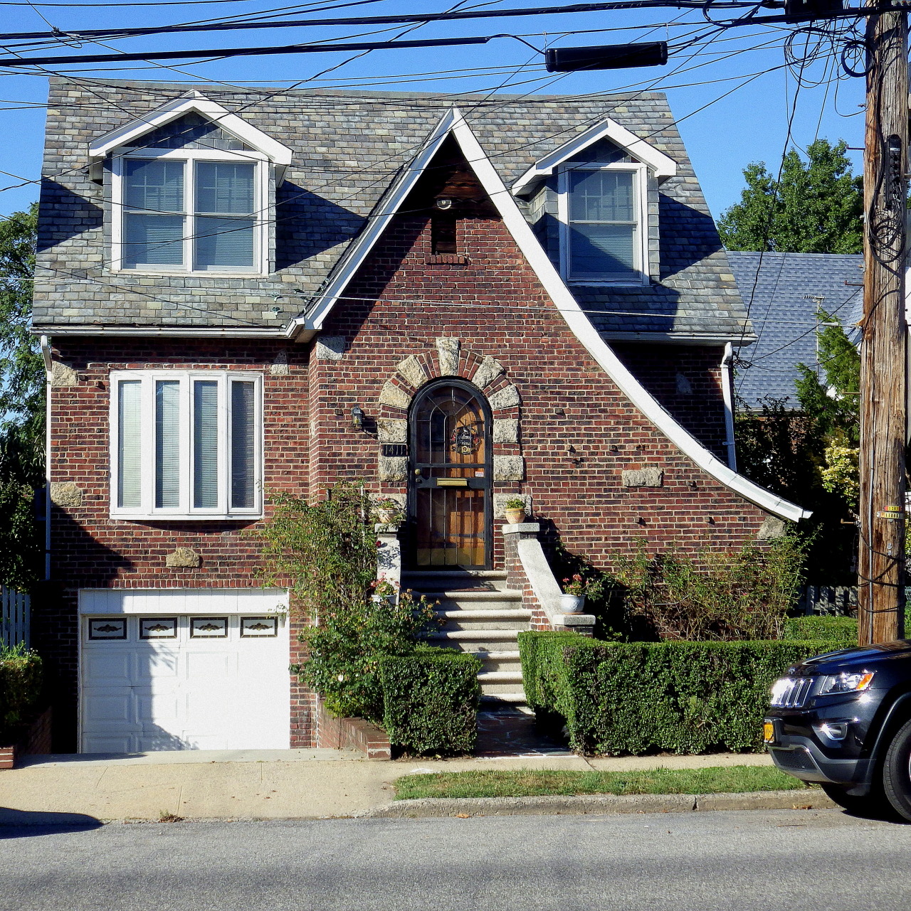 Wandering New York, A house in Pelham Gardens, the Bronx.