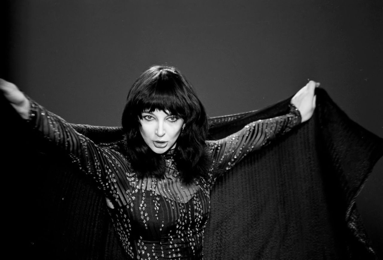 Flowers of the mountain — Kate Bush performing Wuthering Heights on Top ...