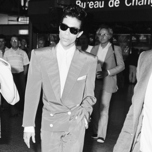 elvis-pink-cadillac:Timeless Celebrities at Airports