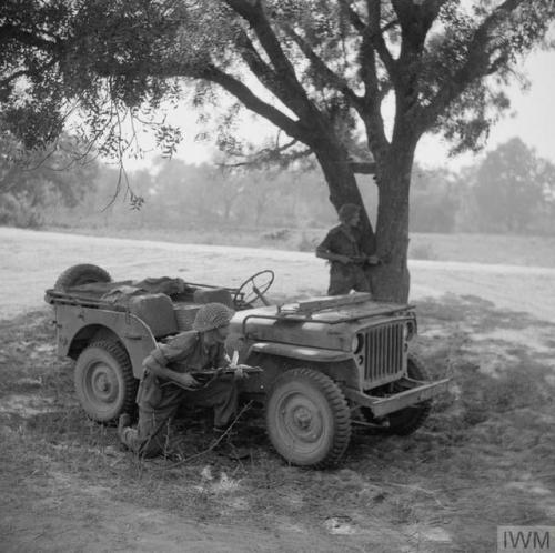 meninroad:© IWM (SE 3111) The crew of a jeep stand ready with...