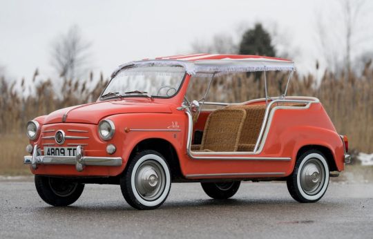 Fiat 600 Jolly 1962 conversível laranja visto de frente: modelo foi colocado à venda em leilão de carros antigos de Amelia Island 2020