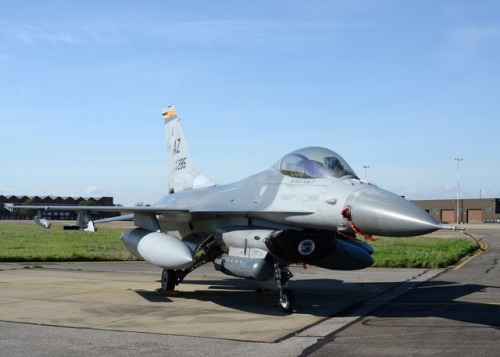 retrowar:Arizona Air National Guard F-16 Fighting Falcon sits...