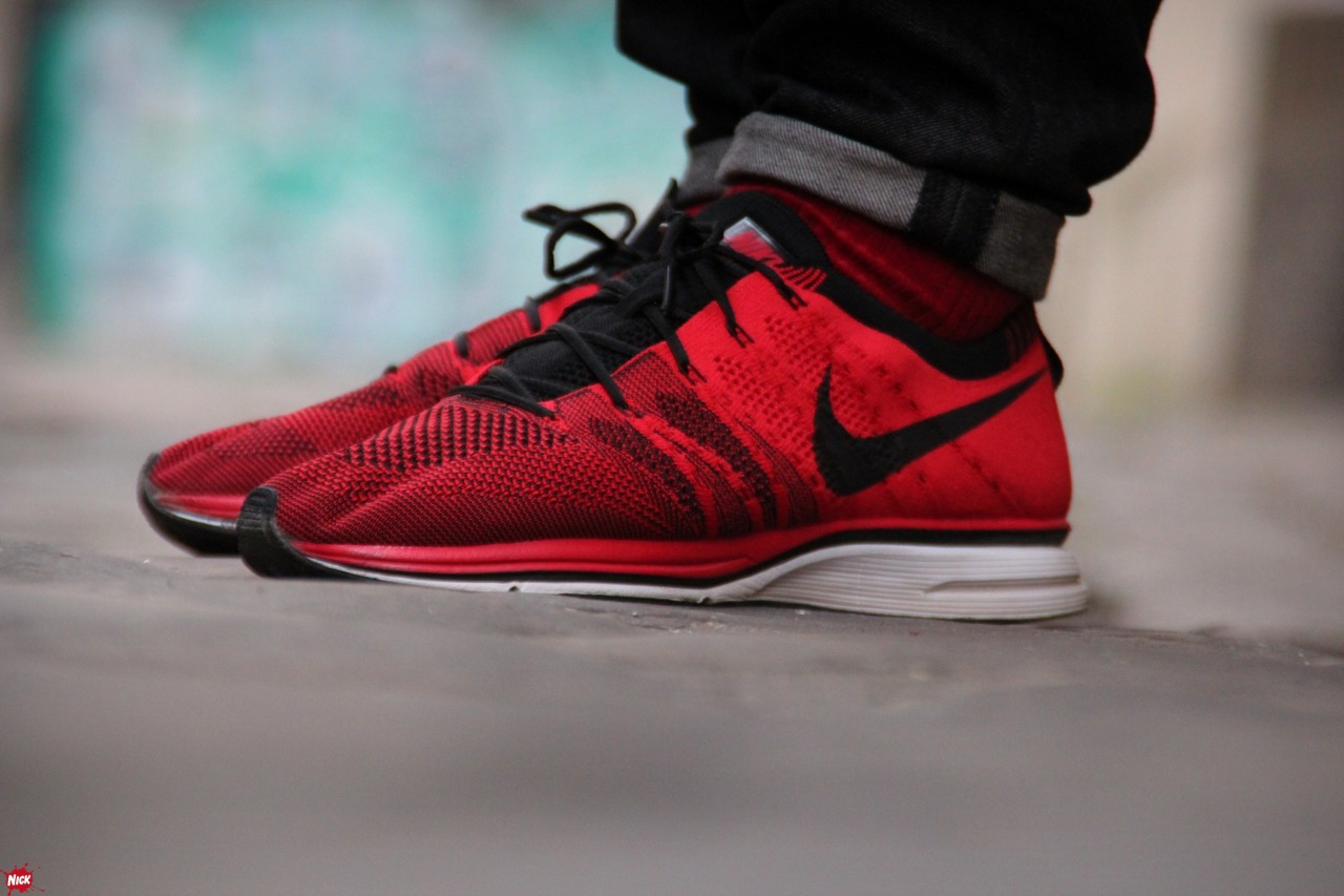 red nike flyknit trainer