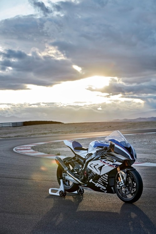 itsbrucemclaren:———-   BMW HP4 Race 2017  —————