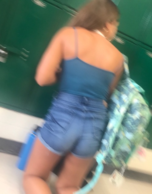 best-highschool-candids:This girl’s backside is amazing