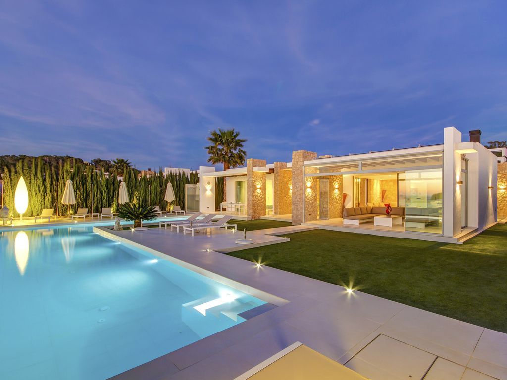 Villa Sunset Ideally located in an exclusive gated...