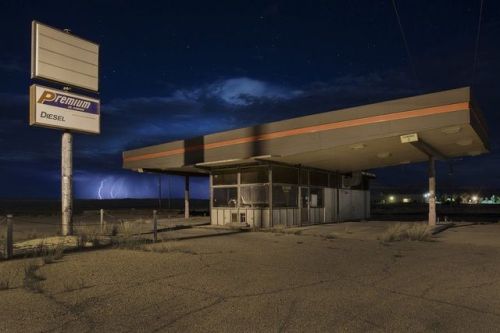 abandonedandurbex:An abandoned gas station in Utah [976x649]