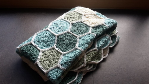 turningstringtothings:It’s finished. My second hexagon blanket,...