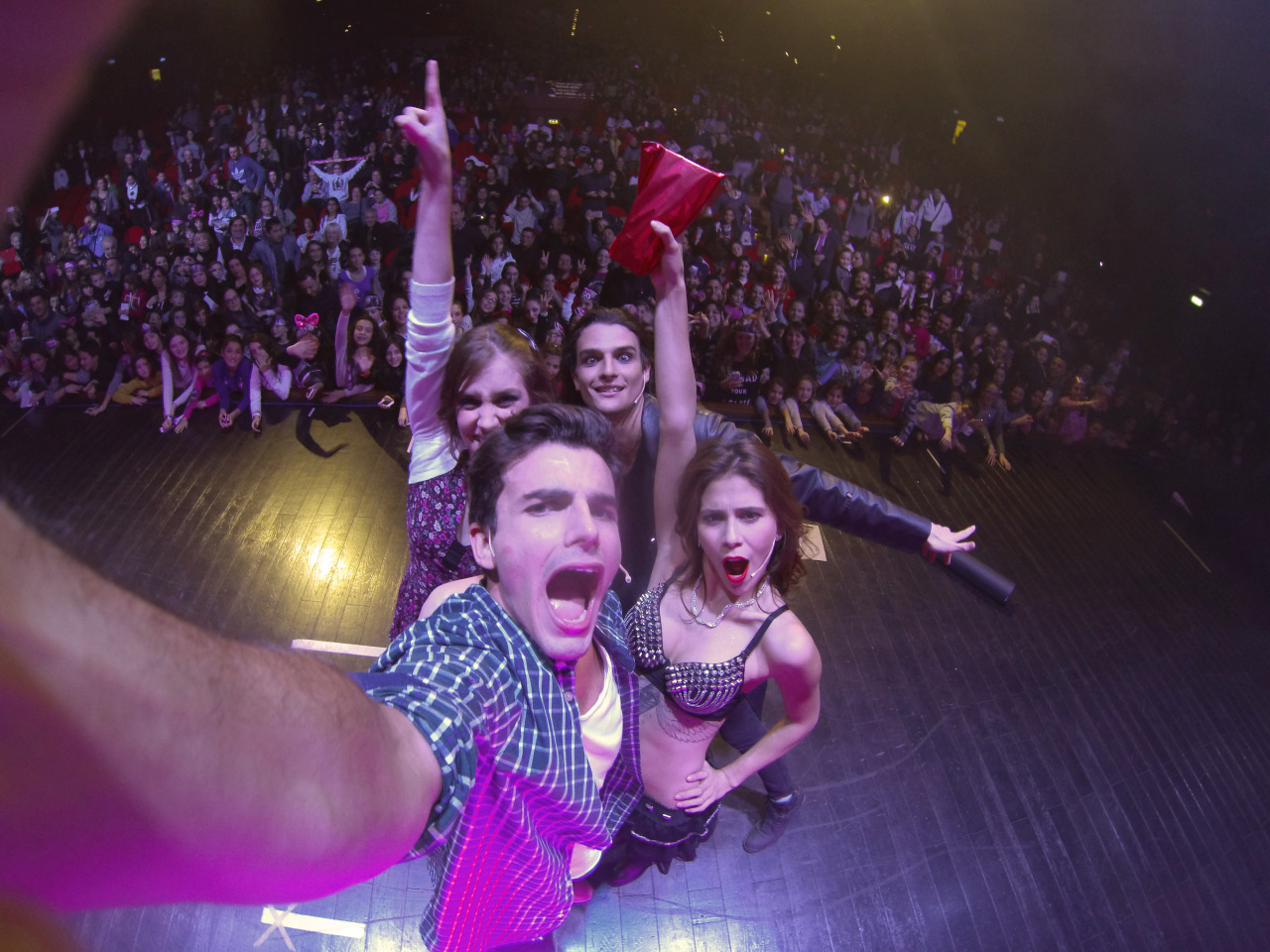 Show en Roma, en el tour por Italia.
Una de las cosas más lindas que me pasaron. Enamorado de este país y más aún de su gente. Agradecido por haberme llenado de felicidad, viéndolos cantar perfectamente todas las canciones en español con nosotros. Soy un privilegiado de poder hacer lo que amo y tener este intercambio de amor tan grande. No hay frase que explique lo que se sintió ahí arriba, y en todas las ciudades.