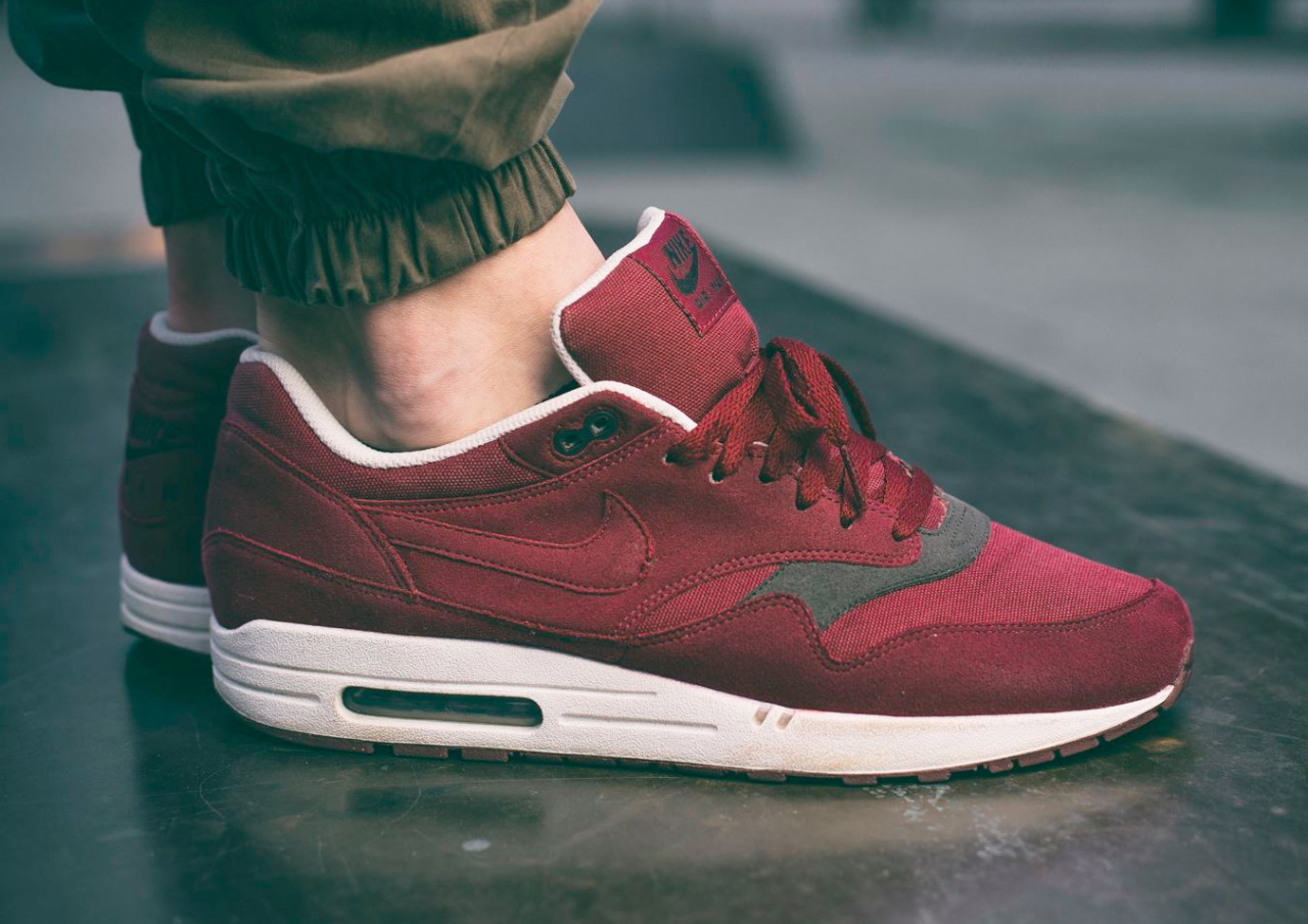 nike air max 1 team red