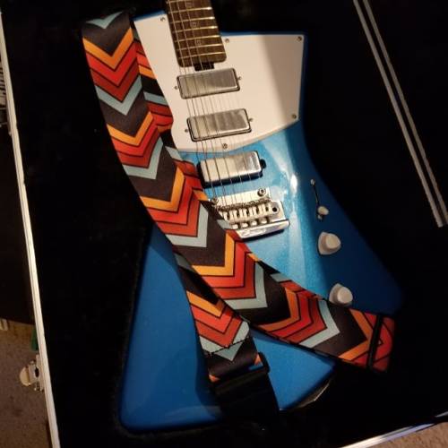 ddsluggers:I dig this guitar so much.