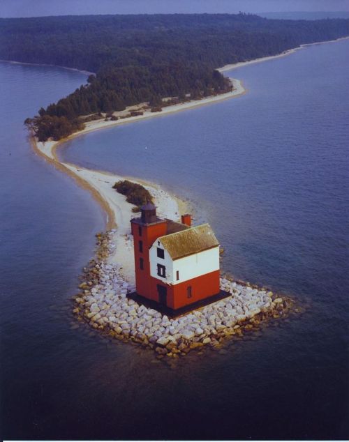 me-lapislazuli:
“Round Island Lighthouse, Straits of Mackinac, Michigan, USA (Lakes Huron & Michigan)
”