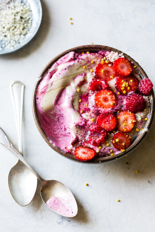 sweetoothgirl:hibiscus berry smoothie bowls {gluten-free,...