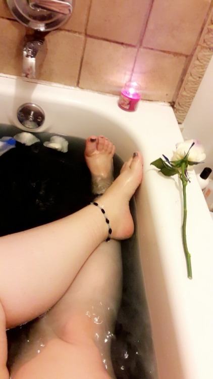 suicideangelkitten:My new favorite aesthetic. Naked body parts...