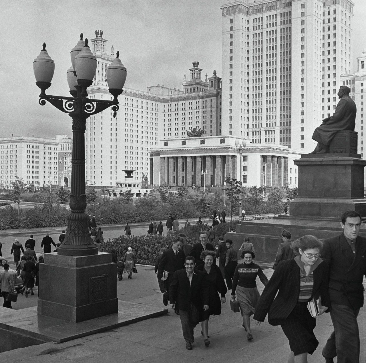 Moscow State University. Students of the Physics Department. Photo by David Sholomovich (1955)