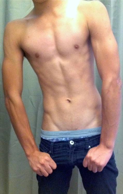 brosgivemeboners:little bro’s perfect body