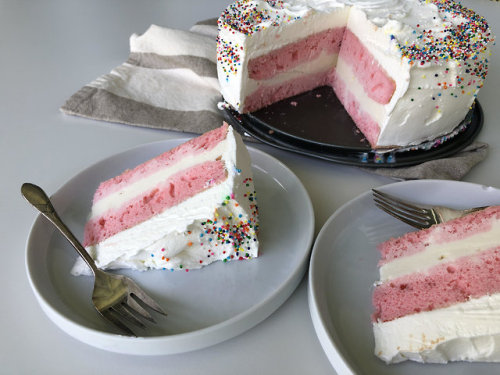 foodffs:STRAWBERRY ICE CREAM CAKEFollow for recipesIs this how...