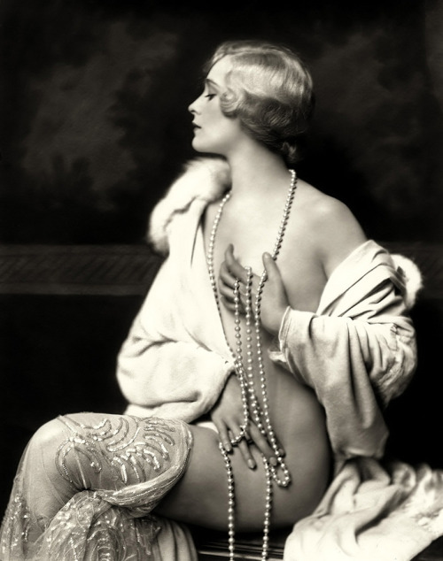 pankurios-templeovarts:Shots taken by Alfred Cheney Johnston...