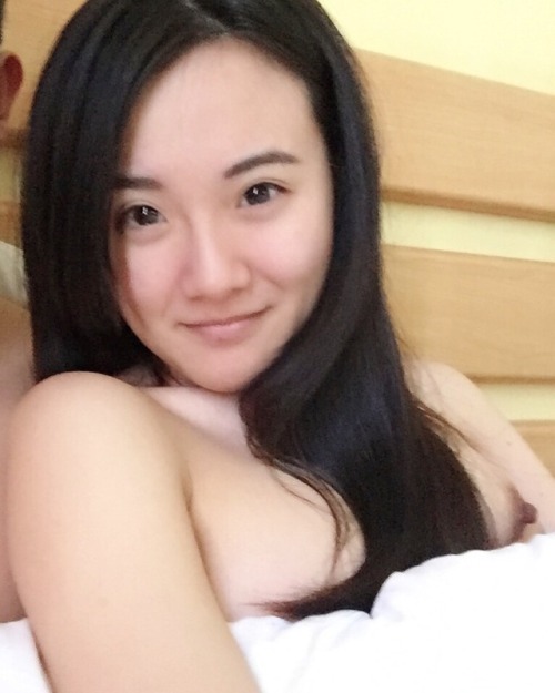 naughtyboyinsg:Cute girl. leak by bf or who? <3Let me find...