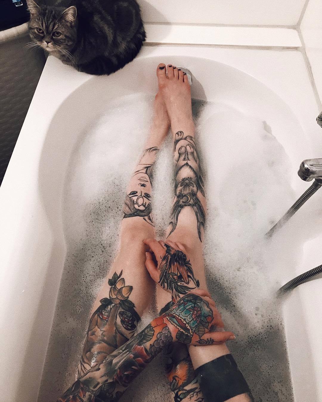 Ноги в ванной с тату