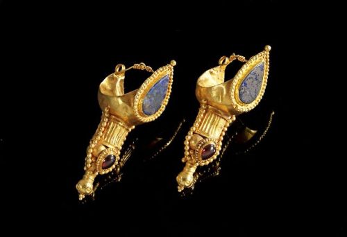 gemma-antiqua:Parthian gold earrings with lapis lazuli and...