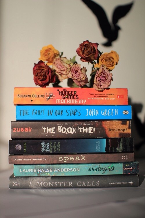 books-andflowers:Books and dry flowers 