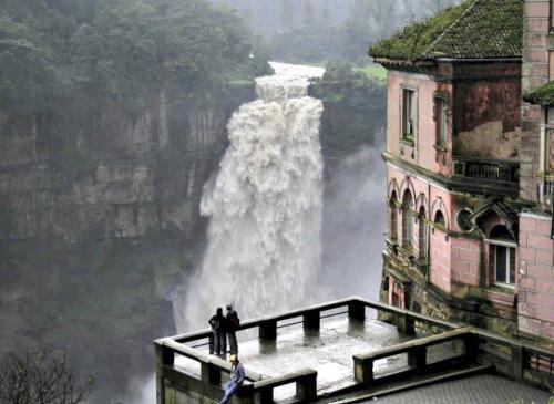 softwaring:look at this pretty abandoned hotel in colombia