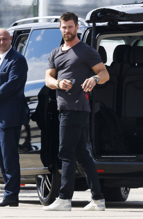 boyzoo:Chris Hemsworth in Melbourne (x)