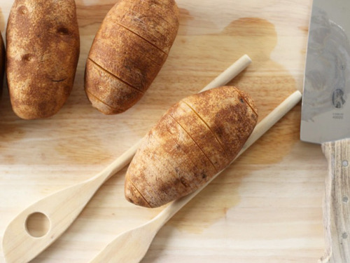 foodffs:PEPPERONI STUFFED BAKED POTATOESReally nice recipes....