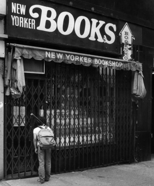 nycnostalgia:The New Yorker Bookshop, on the day it closed in...