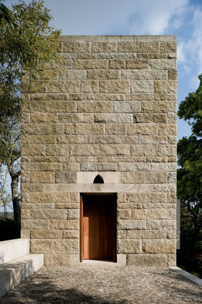 subtilitas:<br /><br />Alvaro Siza - Chapel in St. Ovídio Farm, Lousada 2002. Via, photos © Fernando Guerra. 