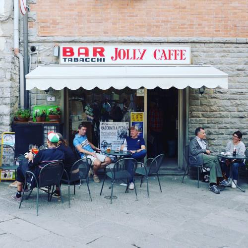 ci vediamo al bar Jolly di Gaiole alle 18 per l'aperitivo di Fixedforum, non mancate! #fferoica2015 #eroica2015 #eroica #liveyours #oakley #squadrascarsi #fixedforum #barcred (presso Gaiole in Chianti)