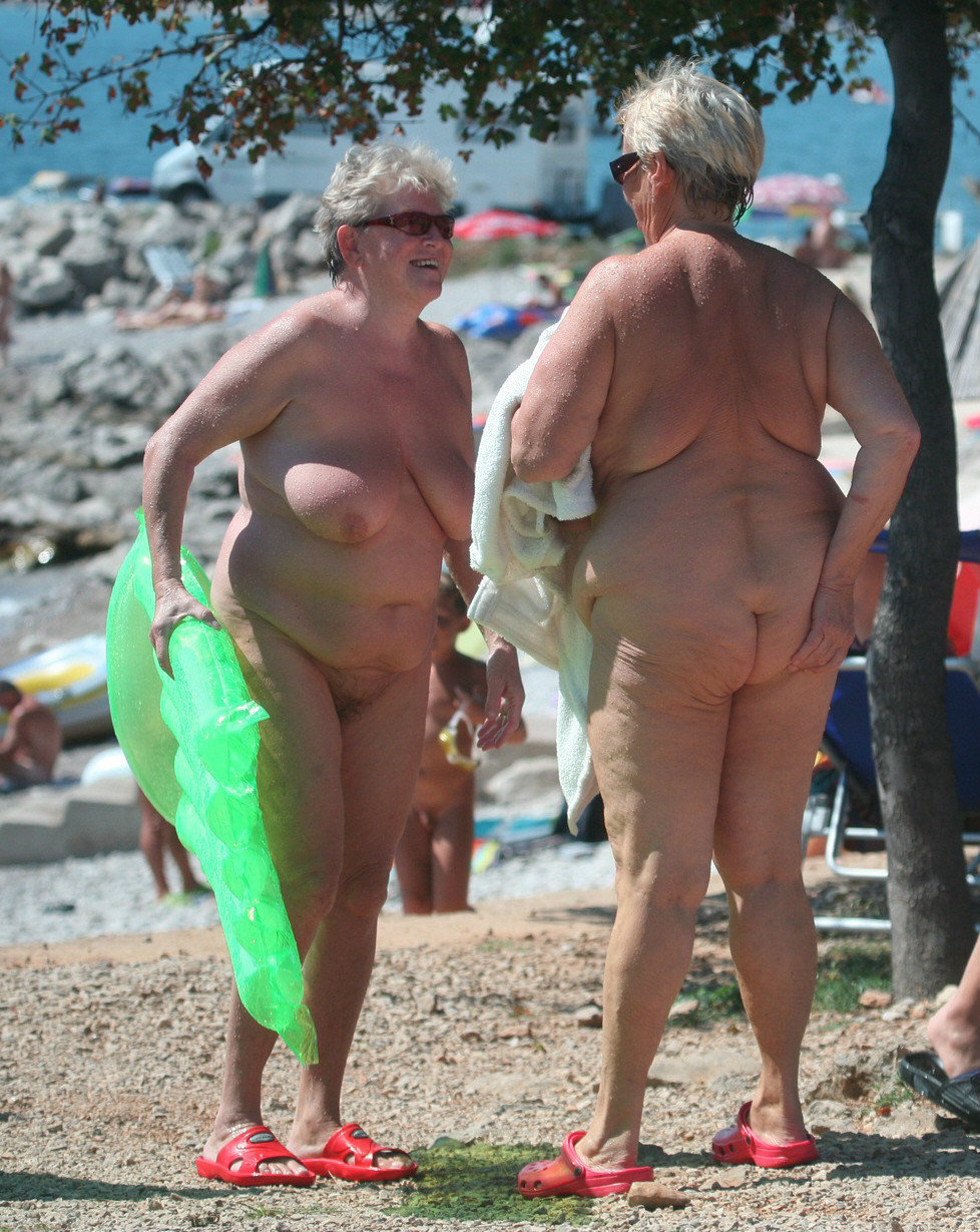 бабушка голая на пляже фото фото 1