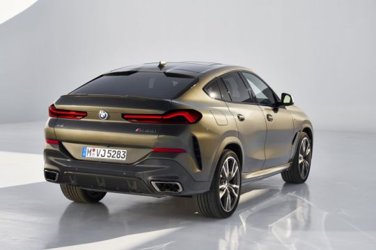 Retoques na carroceria e novo motor contemplam versão única do SUV com estilo de cupê, BMW X6, que já está à venda no país.