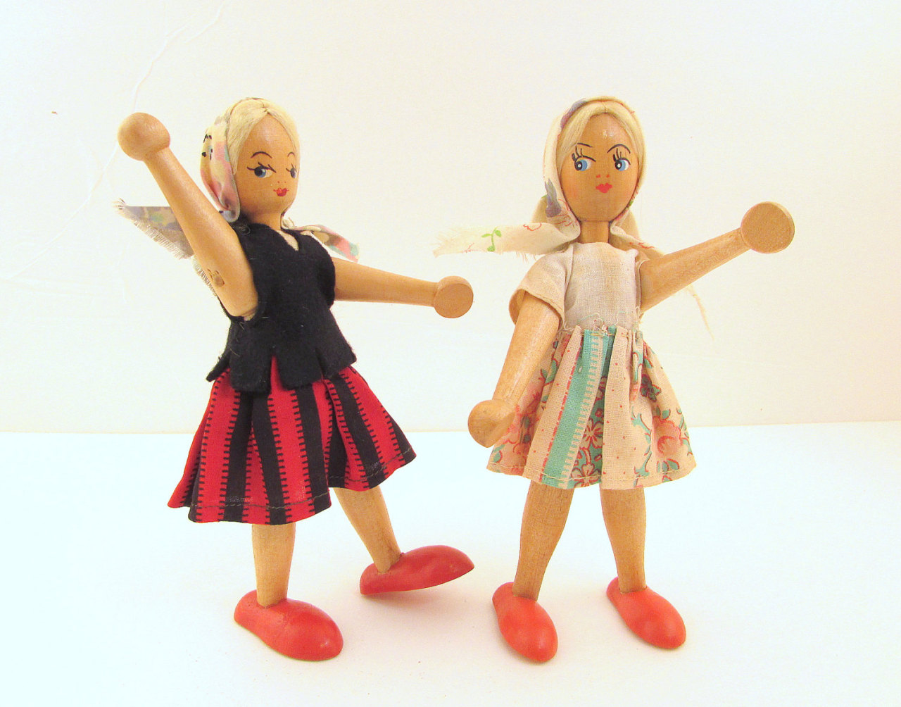 vintage wooden peg dolls