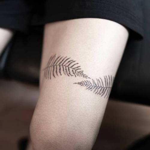 By Ilwol Hongdam, done at Hongdam Tattoo, Seoul.... small;fern leaf;leaf;hongdam;tiny;thigh;ifttt;little;nature;medium size;illustrative