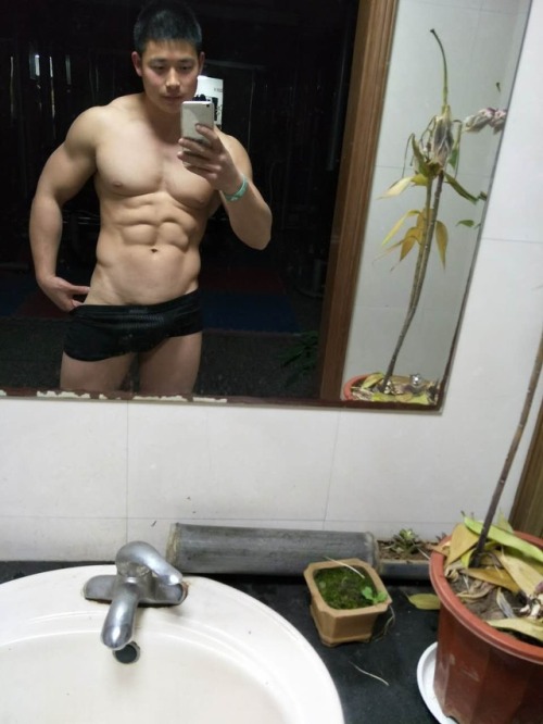 anhvaembe:traivietboyviet:Anh cơ bắp show chymCOMING...